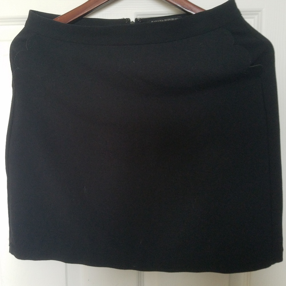 Black scallop hem skirt sz 4